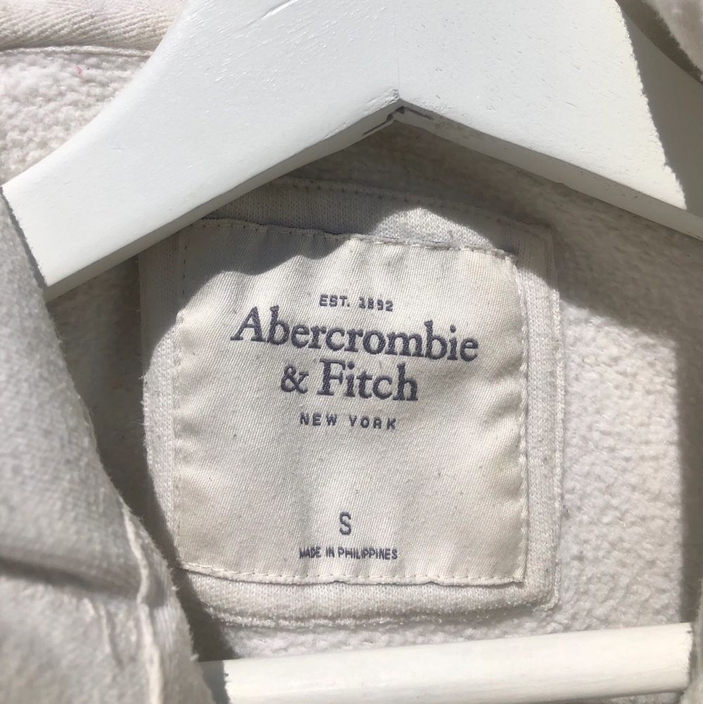 Abercrombie & Fitch hoodie i st. S. Jättefin och perfekt till sommaren. Väl använd men i fint skick, lite nopprig men inget farligt! Nypris: ca 400-500kr jag säljer för 80 sen + frakt 66kr🤍. Huvtröjor & Träningströjor.