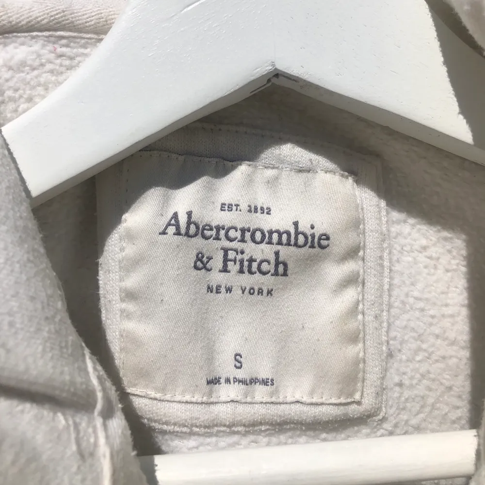 Abercrombie & Fitch hoodie i st. S. Jättefin och perfekt till sommaren. Väl använd men i fint skick, lite nopprig men inget farligt! Nypris: ca 400-500kr jag säljer för 80 sen + frakt 66kr🤍. Hoodies.