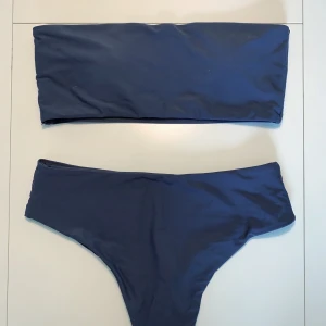 Bikini - HELT NY bikini från SHEIN! Bikinin är mörkblå och passar L eller stor M🦋 Frakten ligger på 44kr.  Säljer en till bikini, så kolla gärna in den också😊