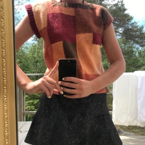 Stickad väst - Snygg stickad väst med rak urringning i härliga färger. Passar utmärkt både med och utan plagg under. Thriftad så sitter inga lappar på men passar mig som vanligtvis har S-M. Kan eventuellt mötas upp i gbg eller kba, annars står köparen för frakt:)