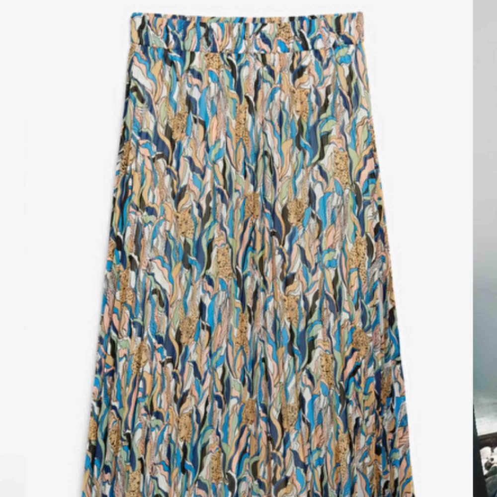 Säljer denna oanvända kjol från monki! Plisserad med coolt mönster  . Kjolar.