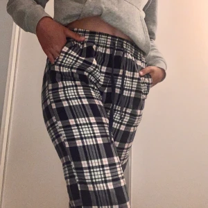 Pyjamasbyxor - Säljer dessa ursköna pyjamasbrallor då de är för korta för mig(175cm). De är hur sköna som helst och i riktigt fint skick. Färgen är som på andra bilden:) 