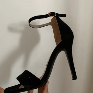 Svarta högklackar  - Jätte fina svarta hög klackar i storlek 37 säljer för att dom är tyvärr lite för stor på mig 😊  pris går och diskutera 