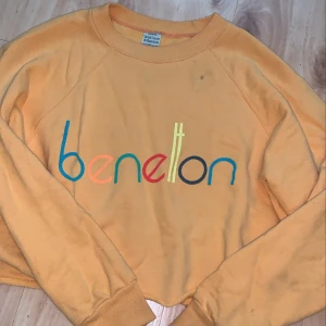Sweatshirt - Benetton-tjocktröja som jag har klippt av själv. Tyvärr en liten fläck vid halsen som syns på bild 1, den går säkert bort med rätt metod:) Det som syns runt fläcken på bilden är bara skugga! Frakt 66 kr💞