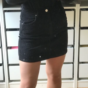 Zara kjol - Underbar kjol i svart manchestertyg. Den är supermjuk och är verkligen världens mysigaste kjol😍