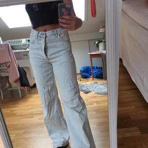 Ett par raka bikbok jeans i storlek XS. Har tyvärr ett litet håll precis mellan benen men det är inget jag själv tänkt på när jag använt dem. 