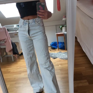 Ljusa bikbok jeans  - Ett par raka bikbok jeans i storlek XS. Har tyvärr ett litet håll precis mellan benen men det är inget jag själv tänkt på när jag använt dem. 