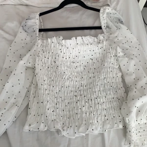 Tröja - Super fin tröja, blus från hm! Säljer pga kommer inte till användning!