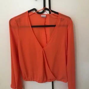 Blus - Aldrig använd.