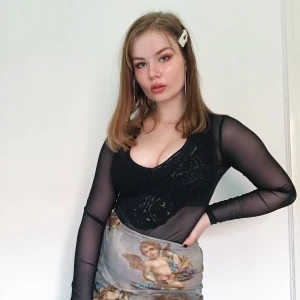 Mesh Bodysuit - Supersnygg mesh body från Bik-Bok med ”embrodery” detaljer över bröstet. Passar med det mesta säljer endast p.g.a sitter dåligt på mig men så cool! V-ringad och långärmad. Storlek S.
