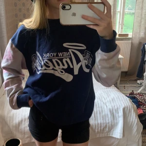 Sweatshirt  - Sweatshirt med moln och änglar på armarna 💖 säljs billig eftersom den är lite noppig men annars i bra skick. Frakt 66kr —— TIPS! Köp mer än ett plagg och få 30% rabatt (exkl. frakt)