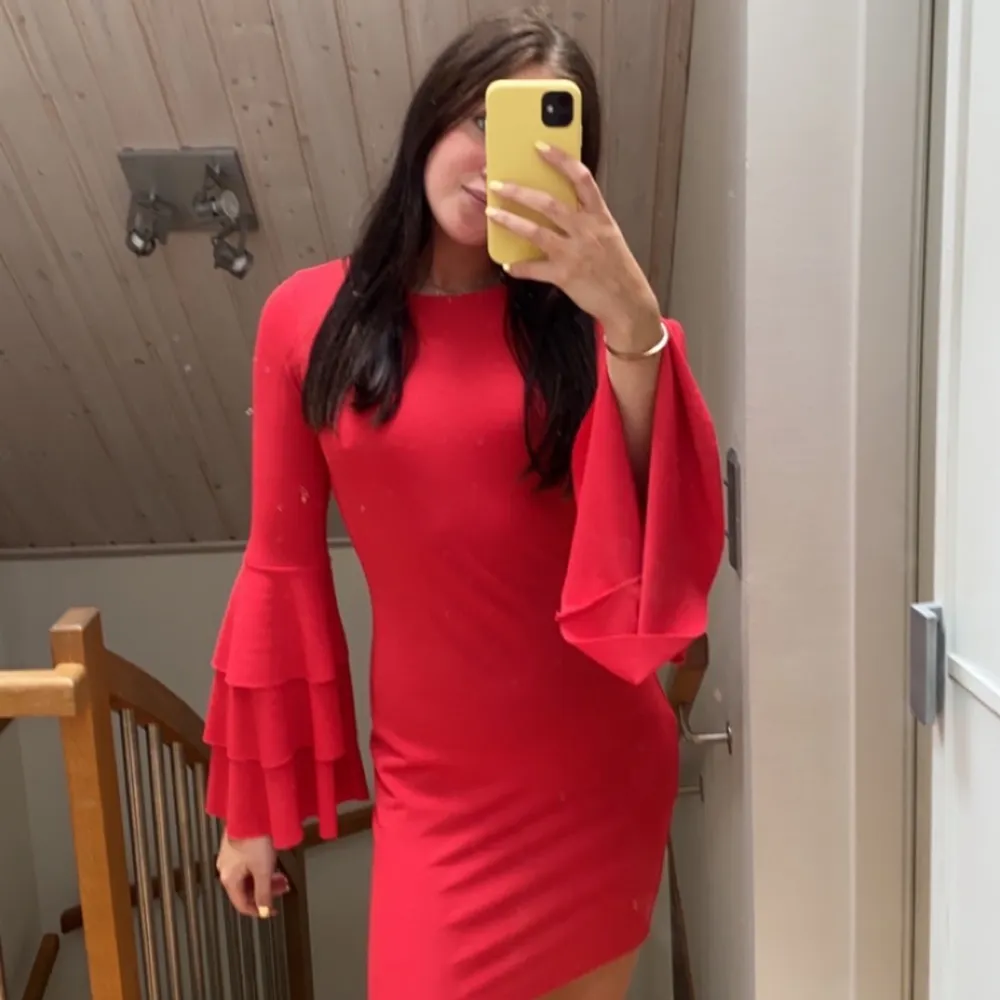 Röd tight klänning med långa vida ärmar. Väldigt skön. Knappt använd . Klänningar.
