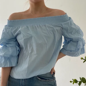 Blus från ginatricot - Somrig blus från ginatricot. Väldigt skrynklig på bilden tyvärr men jättefin när den är strykt. 💖  Allt är tvättat efter jag har fotat plaggen på mig. Jag möts upp i Stockholm vid köp på 2 eller fler plagg, annars kan jag frakta för 42kr via postnord.