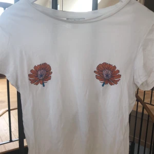 Monki t shirt - T shirt från monki. Frakt tillkommer eller möts upp i Uppsala🥰