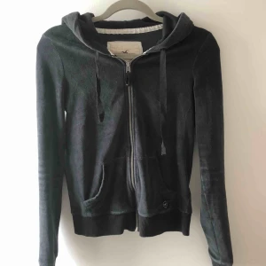  - Hollister kofta i fint skick🌸sparsamt använd, skriv för fler bilder