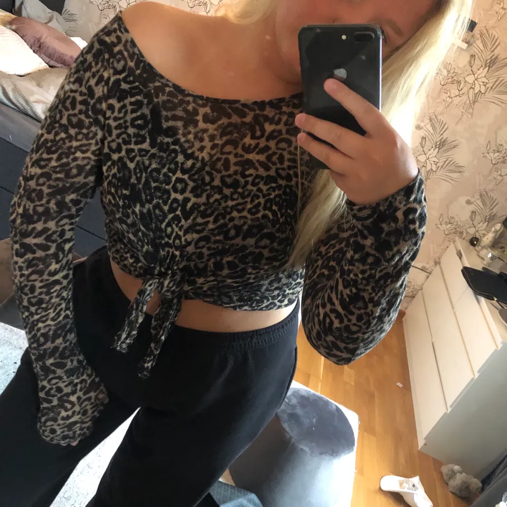 En tröja från Lindex som jag klippt (som ni ser på 2a bilden) och knyter istället för att får en snygg crop-top! Lång i armarna, finns ett hål i den vänstra armen (se sista bilden) 🥰 Frakt tillkommer💗. Toppar.