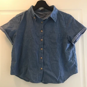 Jeansskjorta från Brandy Melville  - Söt jeansskjorta i croptop modell från Brandy Melville. I väldigt fint skick. 