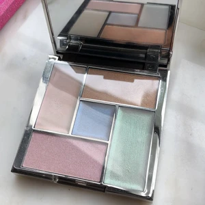 Sleek highlighter palette🤩💕💗 - Ny sleek highlighter, köpt på rea från H&M😊💕Har bara swhatchat vissa skuggor🤗☀️frakt tillkommer💖