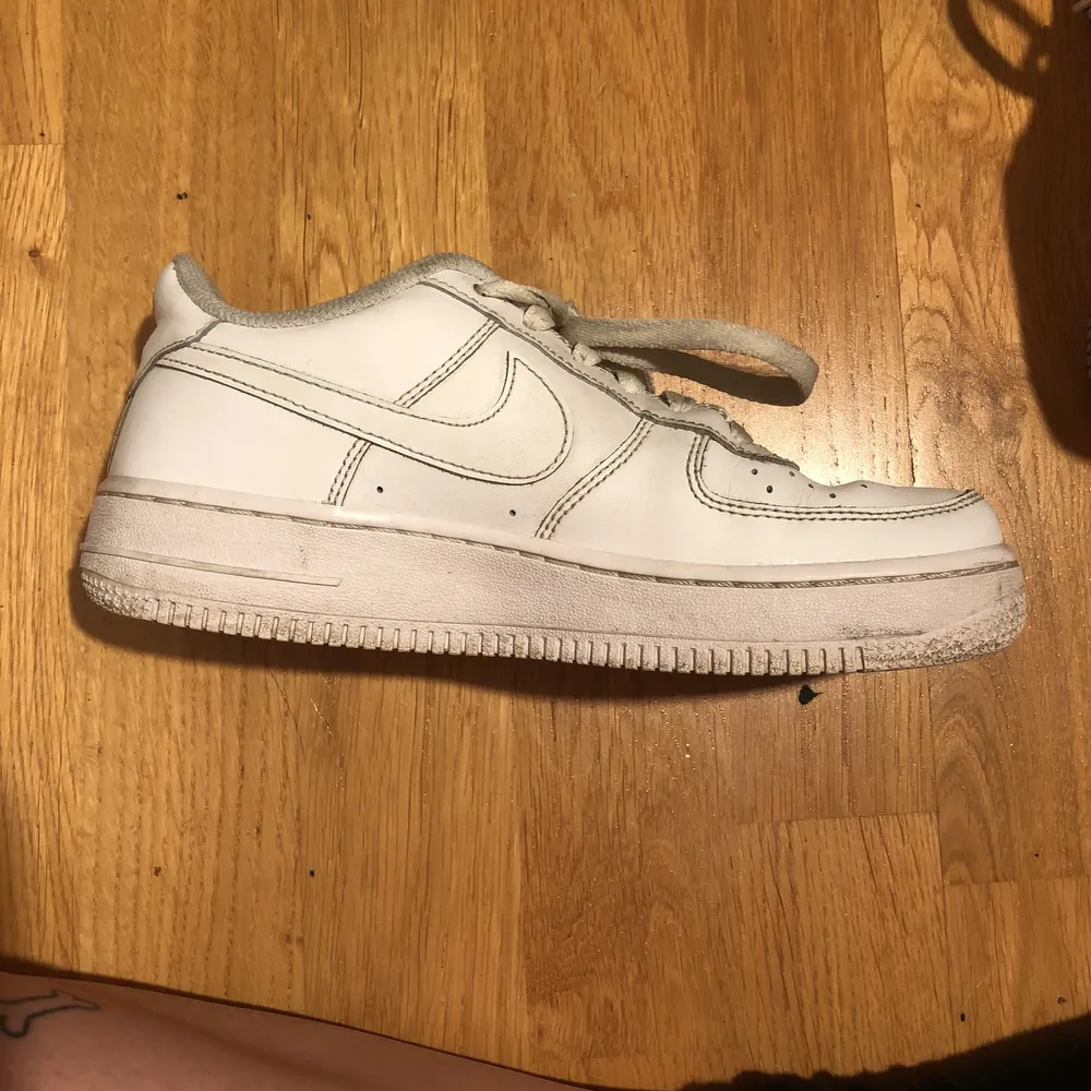 Selling my Nike Air Force 1s, I’m very good condition u can get the box too if u want! . Skor.