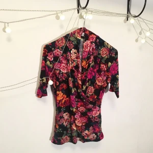  - Blommig tröja i stretchmaterial 🌸  FRI FRAKT 🌻