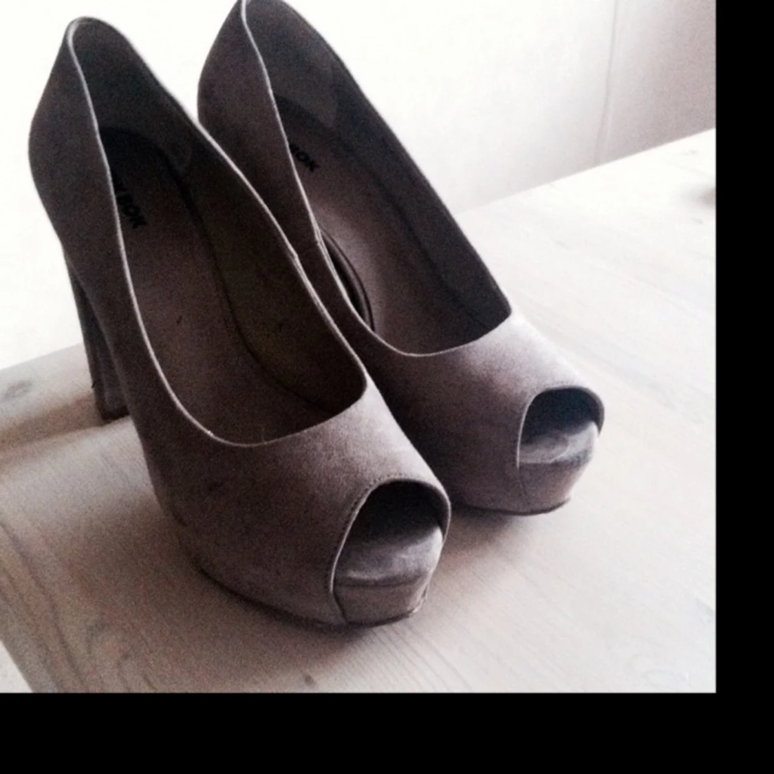 Sand färgade skor från bikbok. Något slitna på sulan.  - 1385805466