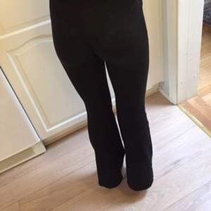 Utsvängda svarta byxor från Gina Tricot, köptes denna vår och är använda ett fåtal gånger, som nya! 