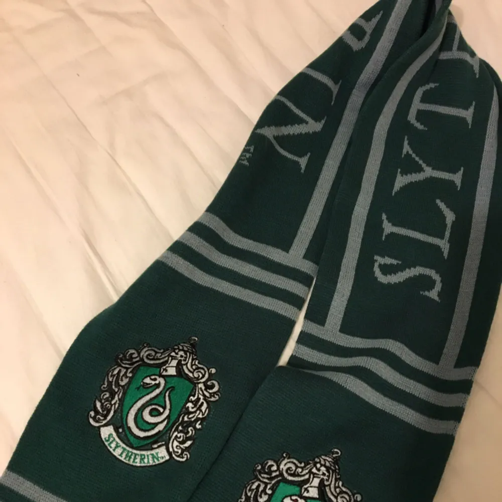 Oanvänd Slytherin-halsduk, köpt på Harry Potter-studion i London! . Accessoarer.