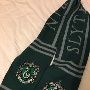 Oanvänd Slytherin-halsduk, köpt på Harry Potter-studion i London! 