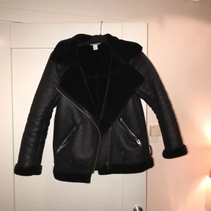  - Jacka i päls och skinn imitation från hm! Storlek 34 men ganska oversized. Knappt använd men har ett hål i vänstra fickan. Varm och snygg <3