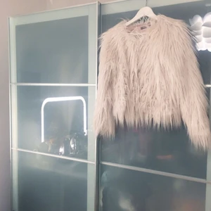  - Fake pälsjacka från Ginatricot I ljusljusrosa färg! Storlek S 