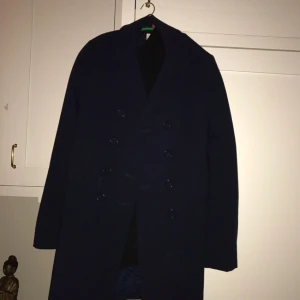  - En till sjukt fin liten blå kappa, med tillhörande väst under. Så funkar inpå hösten då den är varm. Så fin!💓💓💓 