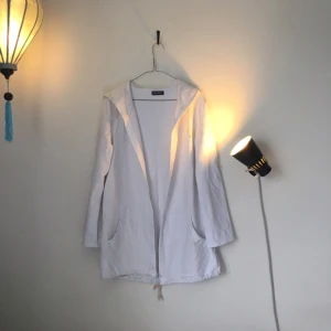  - Vit, lite glittrig kofta. Blir glittrigare ju längre ner på tröjan man tittar. Inte glittrig baktill men snygg fade. Aldrig använd. 