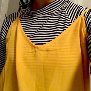  - Sååå fin klänning från Monki, gillar den verkligen men är i stort behov av pengar så väljer att sälja den. Har en senapsgul färg och spagetti straps. Jätte fin med en tröja under eller bara som den är😊