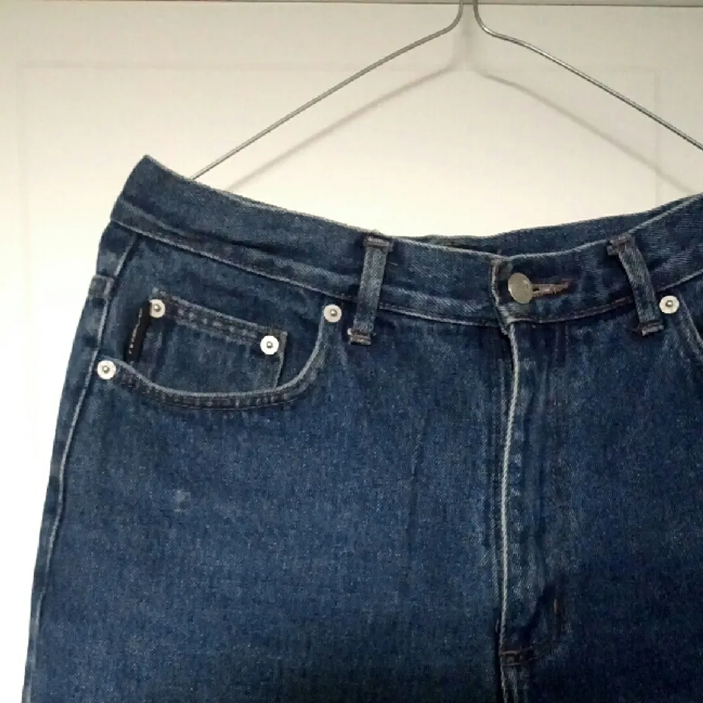 snygga jeans!! höga i midjan. se passform på bilden!. Jeans & Byxor.
