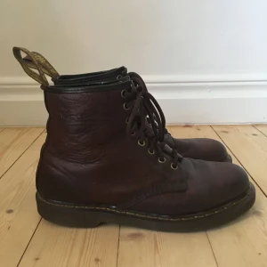  - Superfina bruna Dr.Martens-kängor. De är märkta stl 40 men jag skulle säga att de är väldigt rymliga och passar även stl 41. Kan mötas upp i Göteborg eller skickas då köpare betalar frakten🌸