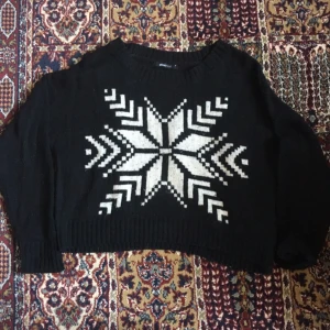  - Mysig stickad jultröja från Gina Tricot. Använd några enstaka gånger.   Har Swish:) 
