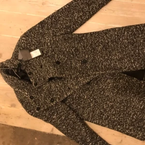  - Ny kappa. Lappen kvar. Köpte en annan och hann ej lämna tillbaka tyvärr i tid. Nypris 769 kr