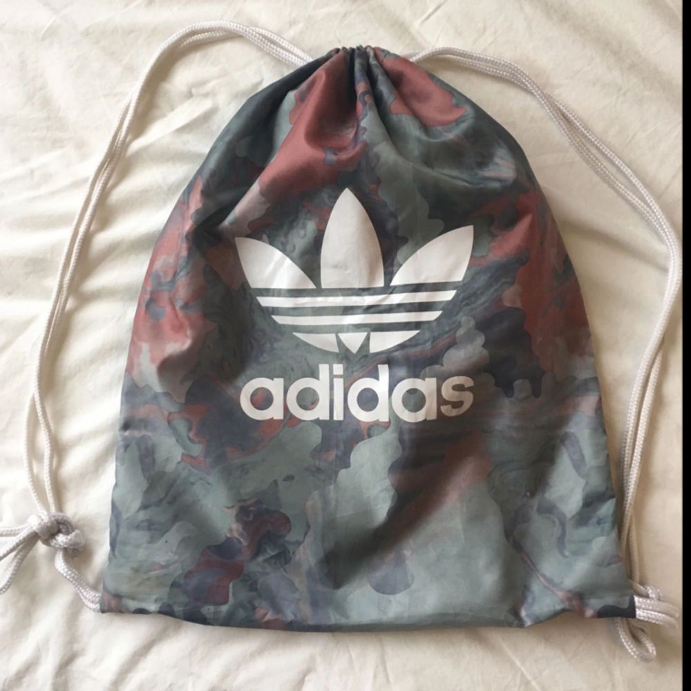 Adidas-påse/ryggsäck i fint skick | Plick Second Hand