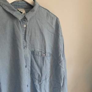 Jeansskjorta från Monki som är i behov av en strykning 😄 Fint skick i övrigt!  ✨Hämtas i Karlskrona // Frakt betalas av köparen  Priset kan eventuellt diskuteras✨