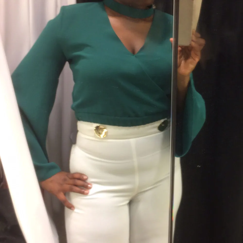 Dressy Zara green chocker top with Bell sleeves. Blusar.