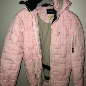  - Jag säljer min fina skidjacka. Storlek 160 men funkar även för storlek S! 