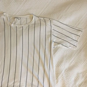  - Storlek XS men är ju något oversized till modellen. Från Monki! 🤩