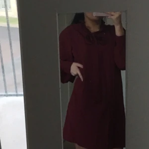  - vinröd klänning med skurna armar och band runt halsen som man knyter som rosett   Köpare står för eventuell frakt ✨