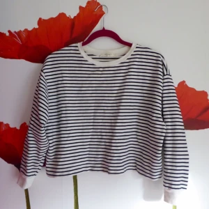  - Långärmad croptop från Zara i Barcelona. Ganska tjockt material. Väl använd, men fortfarande i fint skick!! Frakt: 28 kr 🌼