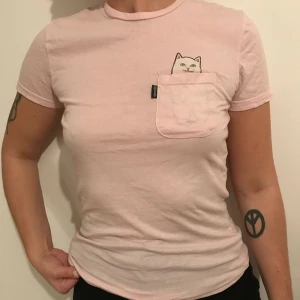  - T-shirt med katt i bröstfickan från RIPNDIP. Köpt i NYC. 