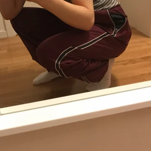  - Trackpants från Nike. Älskar verkligen, men jag måste acceptera att dom är lite för långa för mina 153cm. Hoppas att dem finner kärlek någon annan stans 😊🍁