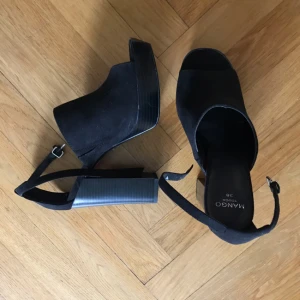  - Svarta mocka imitation skor ifrån Mango. Sparsamt använda. Jag betalar frakt och har swish 