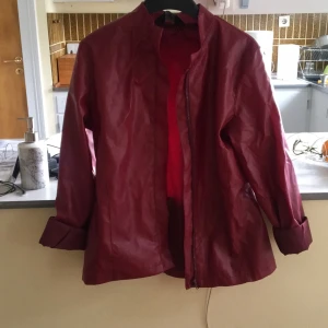  - En cool retro jacka vars förra äger var Angelica Blick. Funkar till både sommaren, våren och hösten. Varsamt använd. 