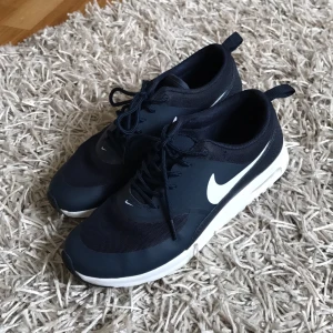  - Använda få gånger. Små i stoleken, passar 39-40.