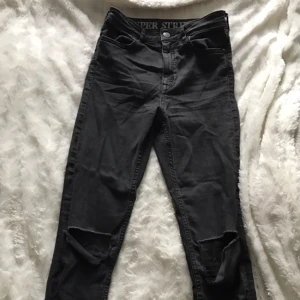  - Jeans med slitning på knäna. Stretchiga i materialet så passar även en 36a. 